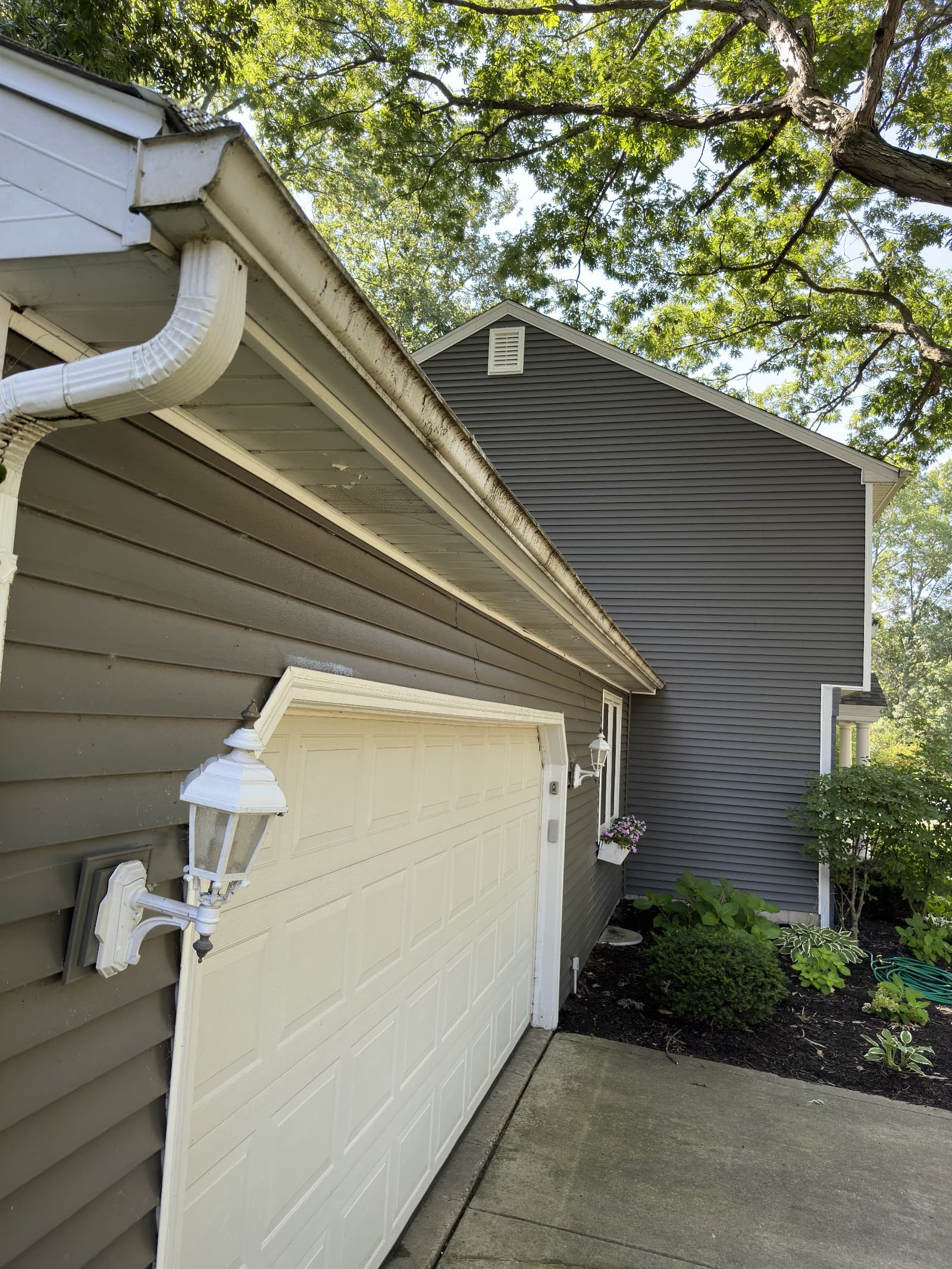 Clean vinyl siding and garage in Demotte, Indiana