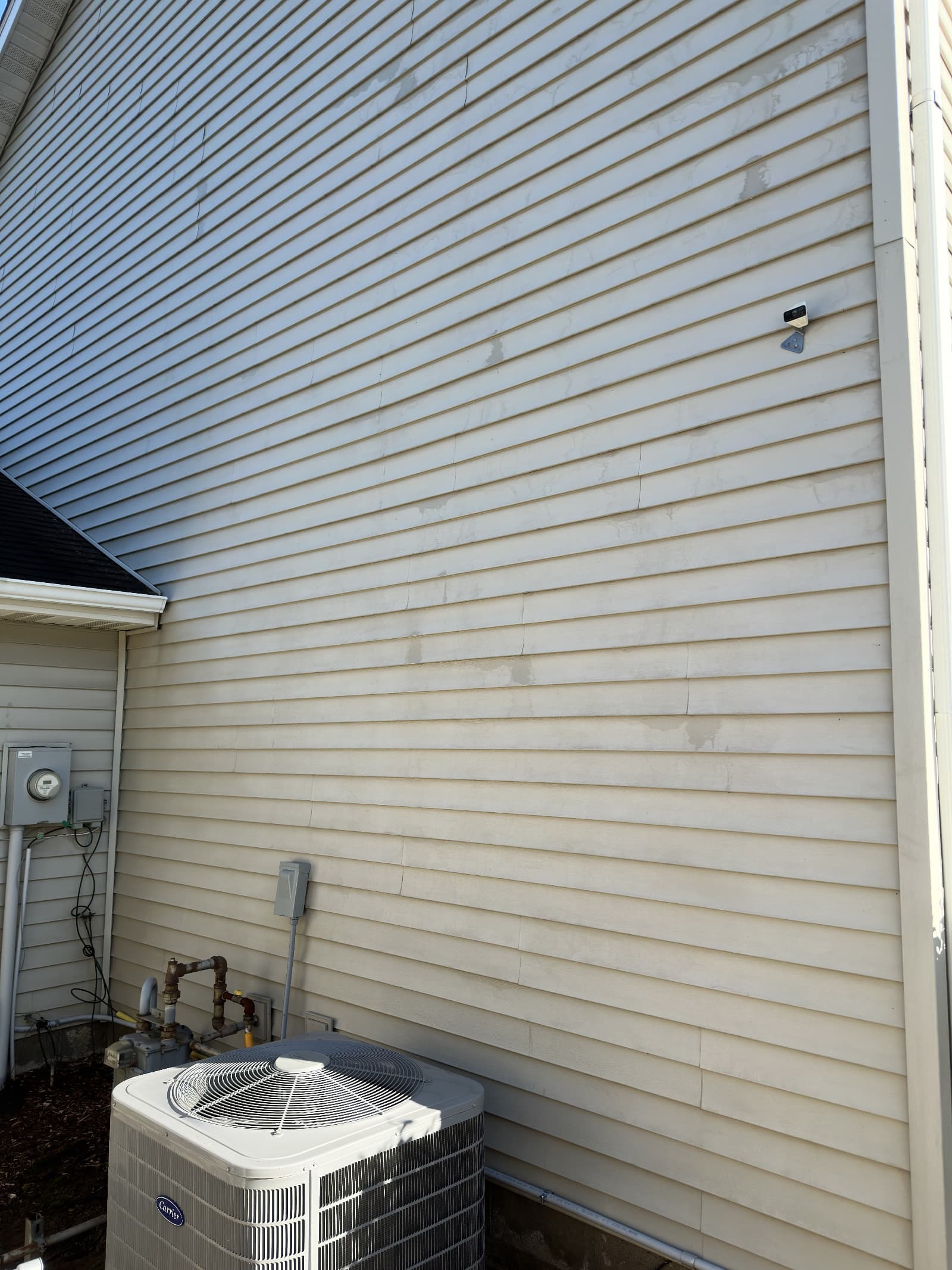 Vinyl siding with dirt and grime buildup before cleaning