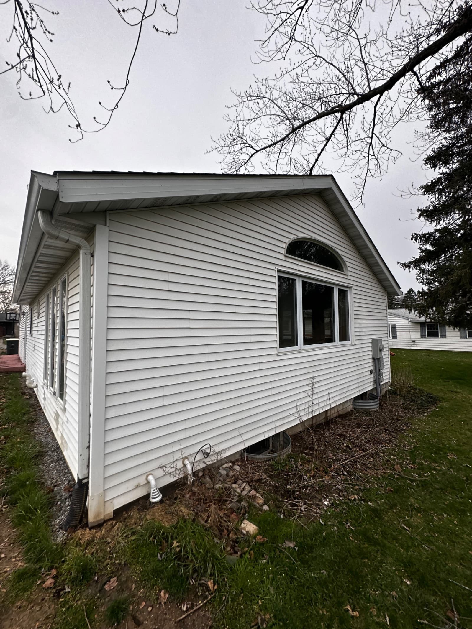 Clean white vinyl siding on a house in Valparaiso, Indiana